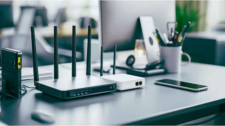 Equipamentos de rede: roteador, modem, access point e switch lado a lado.