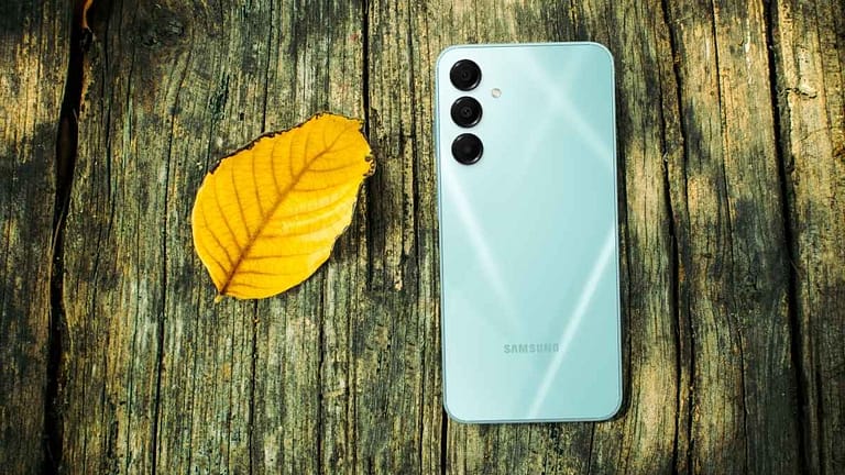 Samsung Galaxy A16 5G nas cores verde, cinza e azul.