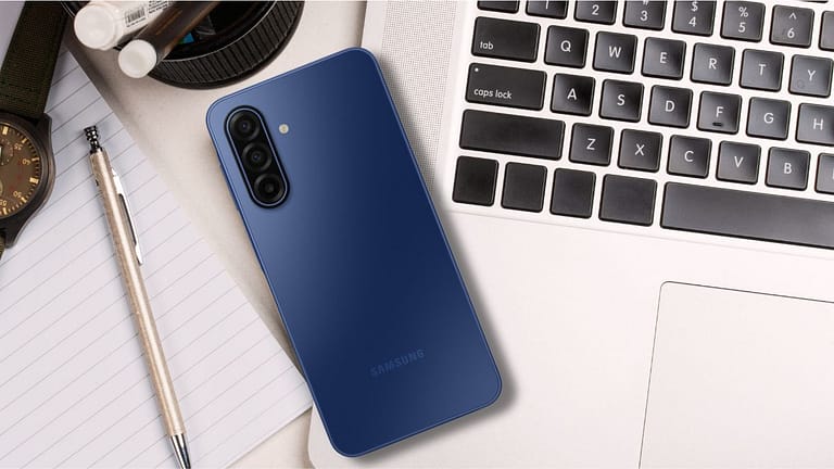 Samsung Galaxy A17 5G nas cores preto, cinza e azul